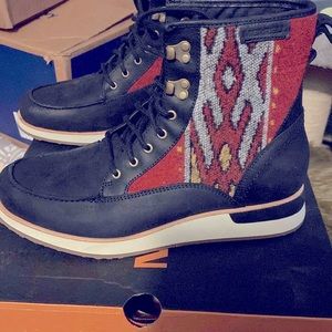 Unique Merrill boots excellent condition size 9 leather & wool,cotton,poly-ester